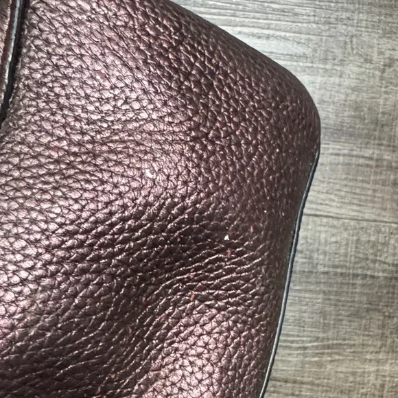 Coach Stanton Carryall 26 in metallic pebbled leather. - Picture 6 of 15